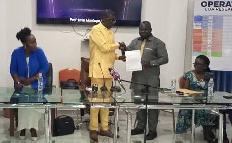 Albert Dwumfour (right), GJA President, presenting a letter of invitation to Prof. Ato Duncan